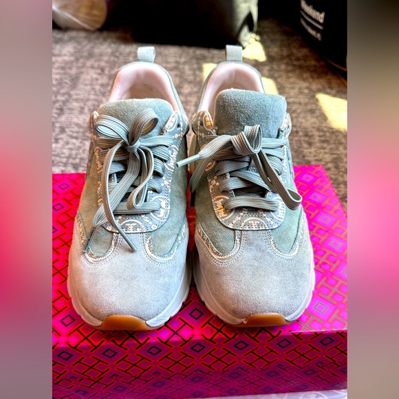 🤩Tory Burch T Monogram Good Luck Sneakers Blue/Cream White Size 7.5 like new!🤩 - Picture 9 of 13